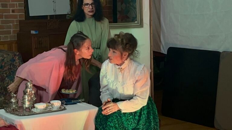 Joan Gottman (Maggie) fixe le visage de Susan Brown (Harriet) avec une expression d’analyse ou d’inquiétude.